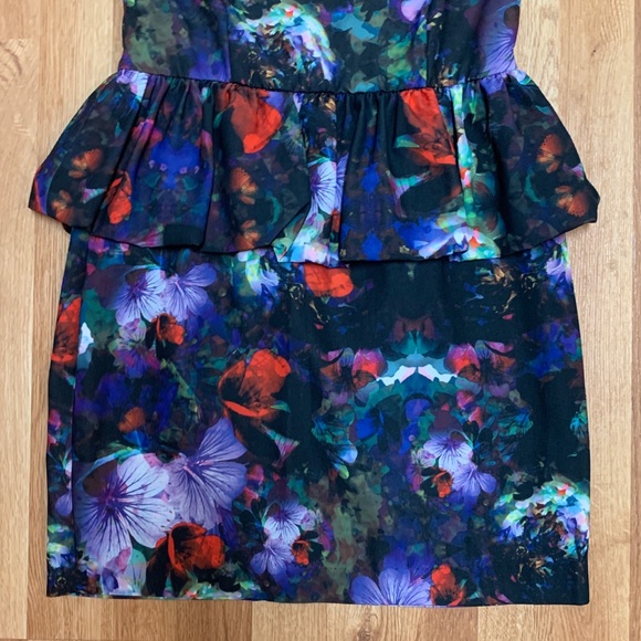 Floral Peplum Dress with Accent Zipper - Picture 2 of 7